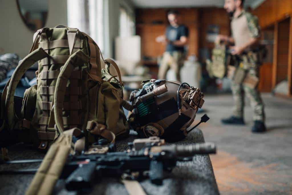 <html><body> <p>L'airsoft s'est imposé comme un loisir tactique prisé en France, rassemblant plus de 200 000 pratiquants. Parmi les répliques les plus appréciées, celles inspirées de l'AK se distinguent par leur robustesse et leur polyvalence. Ces reproductions fidèles d'un fusil d'assaut conçu dans l'après-guerre attirent autant les joueurs débutants que les passionnés expérimentés. Comprendre les spécificités techniques de ces modèles, leur diversité et les règles encadrant leur usage vous permettra de faire des choix éclairés pour pratiquer cette activité dans le respect du cadre légal français.</p> <h2>Découvrez les modèles emblématiques de répliques AK</h2> <p>La <strong>famille des répliques AK</strong> représente un pan majeur du marché de l'airsoft français. Lorsque vous recherchez <a href="https://www.top-airsoft.com/boutique-airsoft/replique-airsoft-notre-selection-au-meilleur-prix/replique-longue-airsoft/replique-ak-airsoft-replique-longue-airsoft/">une réplique airsoft d'AK47</a> correspondant à votre profil de joueur, vous découvrez rapidement la diversité de cette gamme qui reproduit plusieurs décennies d'évolution technique. Les fabricants proposent des versions inspirées de différentes époques et configurations, chacune possédant ses caractéristiques propres.</p> <h3>L'AK47, référence historique incontournable</h3> <p>Le modèle original reste la base de toute cette lignée. Sa silhouette reconnaissable, avec sa crosse en bois et son garde-main caractéristique, séduit les <strong>joueurs attachés à l'authenticité visuelle</strong>. Sur les terrains français, cette réplique longue offre une portée satisfaisante et une prise en main équilibrée.</p> <h3>L'AKS-74U, version compacte et maniable</h3> <p>Cette variante raccourcie s'adresse aux pratiquants privilégiant la mobilité. Son canon court et sa crosse repliable facilitent les déplacements dans les environnements restreints, comme les bâtiments ou la végétation dense. Les joueurs adoptant un style de jeu dynamique apprécient sa légèreté.</p> <h3>L'AK74, évolution moderne</h3> <p>Reconnaissable à son chargeur orange ou noir, ce modèle plus récent présente une ergonomie améliorée. Les répliques qui s'en inspirent intègrent souvent des rails permettant l'ajout d'<strong>accessoires optiques ou tactiques</strong>, répondant aux attentes des utilisateurs souhaitant personnaliser leur équipement.</p> <p> __________________ image 1 (alt = répliques AK pratique airsoft) ________________</p> <h2>Choisissez votre réplique selon votre style de jeu</h2> <p>Votre manière de pratiquer l'airsoft détermine en grande partie le <strong>type de réplique AK</strong> qui vous conviendra. Les joueurs privilégiant les engagements à distance moyenne orientent généralement leur choix vers des modèles longs, bénéficiant d'une meilleure stabilité et d'une trajectoire de bille plus précise. À l'inverse, ceux qui aiment les actions rapides et les mouvements constants trouvent dans les versions compactes une agilité bienvenue lors des parties en forêt ou en milieu urbain reconstitué.</p> <p>La position que vous occupez au sein de votre équipe influence également votre sélection. Un joueur assurant un rôle de soutien recherchera une réplique capable de tirs soutenus avec une cadence régulière, tandis qu'un éclaireur misera sur la discrétion et la facilité de transport. L'<strong>autonomie énergétique</strong> constitue un autre critère : certains pratiquants préfèrent les batteries offrant une longue durée d'utilisation, quitte à accepter un poids supérieur, alors que d'autres privilégient la légèreté pour gagner en réactivité.</p> <p>La morphologie personnelle entre aussi en ligne de compte. Une réplique trop lourde ou mal équilibrée peut nuire à votre confort durant plusieurs heures de jeu. Tester différents modèles avant de finaliser votre acquisition reste la démarche la plus judicieuse pour évaluer la prise en main et l'adéquation avec vos habitudes de jeu.</p> <h2>AEG, métal ou bois : comparez les versions disponibles</h2> <p>Les <strong>répliques AK</strong> se déclinent en plusieurs technologies et matériaux, chacun présentant des avantages distincts. Les modèles AEG (Automatic Electric Gun) dominent le marché français de l'airsoft par leur fiabilité et leur facilité d'entretien. Alimentées par batterie, ces reproductions électriques offrent une cadence de tir constante et une autonomie appréciable lors des sessions prolongées.</p> <p>Le choix entre corps en métal ou en polymère renforcé soulève des débats parmi les pratiquants. Une structure métallique procure un réalisme accru, tant au niveau du poids que des sensations tactiles, mais augmente la masse globale de l'équipement. Les versions en alliage ou en polymère de qualité réduisent la fatigue musculaire sans pour autant sacrifier la solidité face aux chocs inhérents à cette activité de plein air.</p> <p>Concernant la finition, plusieurs combinaisons s'offrent à vous :</p> <ul> <li>les <strong>répliques tout métal avec garde-main en bois véritable</strong> reproduisent fidèlement l'aspect des modèles historiques,</li> <li>les versions mixtes associant corps métallique et éléments synthétiques cherchent un équilibre entre authenticité et praticité,</li> <li>les modèles entièrement en polymère renforcé visent la légèreté maximale pour les parties dynamiques,</li> <li>les éditions avec finition Cerakote ou peinture résistante protègent contre l'usure liée aux conditions climatiques variées.</li> </ul> <p>Votre budget, vos préférences esthétiques et l'intensité de votre pratique guideront votre sélection parmi ces différentes configurations techniques disponibles sur le <strong>marché français</strong>.</p> <h2>Entretenez et optimisez les performances de votre AK</h2> <p>L'entretien régulier de votre réplique AK conditionne directement sa durée de vie et ses capacités sur le terrain. Contrairement aux armes à feu réglementées, ces <strong>équipements d'airsoft</strong> nécessitent une maintenance accessible à tous les utilisateurs, sans compétences techniques poussées. La majorité des opérations se réalisent avec un outillage basique et quelques produits spécifiques.</p> <p>Après chaque session de jeu, plusieurs gestes simples prolongent la longévité de votre matériel :</p> <ul> <li>nettoyer le canon intérieur avec une baguette et un chiffon doux pour éliminer les résidus de billes et la poussière,</li> <li>vérifier l'état de la batterie et la stocker avec une charge partielle pour préserver sa capacité,</li> <li>contrôler les vis et fixations qui peuvent se desserrer sous l'effet des vibrations répétées,</li> <li>lubrifier les pièces mobiles externes avec un produit adapté, sans excès pour éviter d'attirer la saleté.</li> </ul> <p>Les <strong>performances de tir</strong> peuvent être améliorées par des ajustements internes. Le remplacement du joint de piston, l'installation d'un canon de précision ou l'optimisation du hop-up figurent parmi les modifications courantes que réalisent les joueurs expérimentés. Ces interventions demandent toutefois une compréhension mécanique minimale et le respect des limites de puissance autorisées par la réglementation française.</p> <p>Stocker votre réplique dans un endroit sec et tempéré prévient l'oxydation des composants métalliques et la dégradation des joints en caoutchouc. Un étui rigide ou une housse de protection la préserve également durant les transports vers les zones de jeu.</p> <p> __________________ image 2 (alt = choisir réplique AK airsoft) ________________</p> <h2>Respectez la réglementation française en airsoft</h2> <p>Le cadre juridique encadrant la<strong> pratique de l'airsoft en France</strong> impose des règles strictes que chaque joueur se doit de connaître. Les répliques AK, comme l'ensemble des équipements de ce loisir, doivent afficher une puissance inférieure à 2 joules pour être considérées comme des lanceurs de loisir. Au-delà de ce seuil, elles entrent dans la catégorie des armes soumises à déclaration, avec des contraintes administratives renforcées.</p> <p>La vente de ces répliques est réservée aux personnes majeures, et leur transport en dehors du domicile ou des terrains de jeu doit s'effectuer dans un contenant fermé et opaque. Les forces de l'ordre peuvent contrôler la détention de ces objets, et leur exhibition dans l'espace public constitue une infraction passible de sanctions. Ces dispositions visent à prévenir toute confusion avec de véritables armes à feu et à garantir la sécurité collective.</p> <p>Sur les terrains agréés, le <strong>port de protections oculaires homologuées</strong> demeure obligatoire durant les parties. Les organisateurs de sessions d'airsoft vérifient généralement la conformité du matériel utilisé, notamment via des chronographes mesurant la vitesse de sortie des billes. Le non-respect de ces normes peut entraîner votre exclusion d'une partie ou d'un site.</p> <p>La responsabilité individuelle reste au cœur de cette pratique et chaque utilisateur doit veiller à ce que son équipement ne puisse être confondu avec une arme réelle dans les contextes quotidiens. L'airsoft continue de se développer en France grâce au sérieux des associations et des pratiquants qui respectent ce cadre légal, permettant ainsi à ce loisir de maintenir une image positive auprès des autorités et du grand public.</p> <p>Les <strong>répliques AK</strong> occupent une place de choix dans l'univers de l'airsoft français, offrant une combinaison de robustesse, de polyvalence et d'authenticité appréciée par des milliers de pratiquants. Le choix d'un modèle adapté nécessite de prendre en compte votre style de jeu, vos préférences techniques et votre budget, tout en gardant à l'esprit les obligations légales encadrant cette activité. Un entretien soigné et une pratique respectueuse des règles vous garantiront des sessions agréables et sécurisées, contribuant au développement harmonieux de ce loisir tactique sur le territoire français.</p> </body></html>