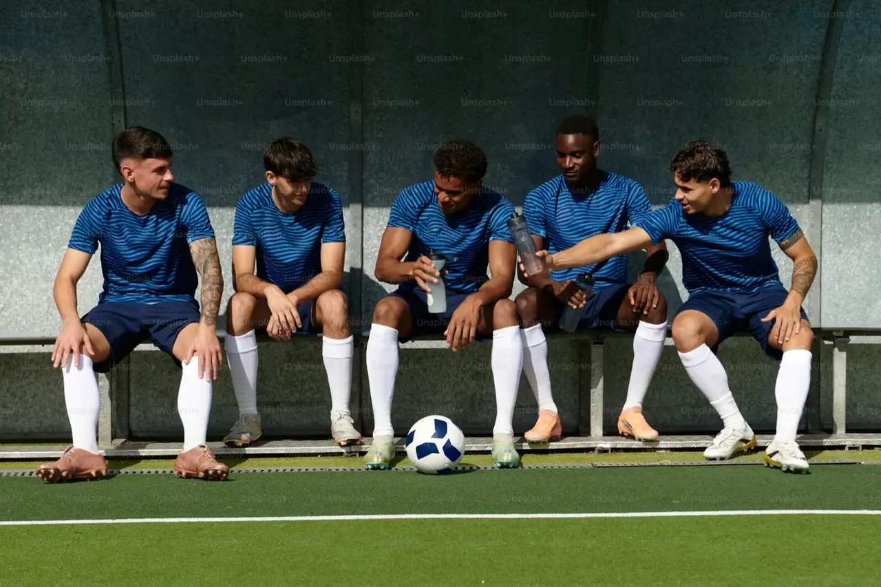 Joueurs assis sur le banc de touche pendant une pause