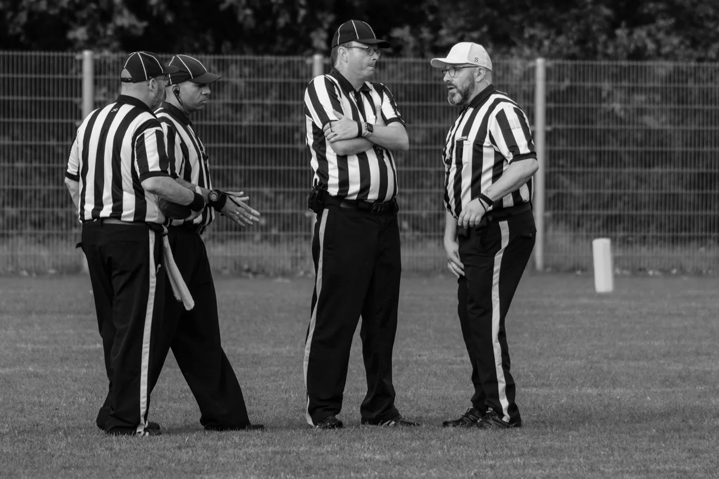 Arbitres en discussion au bord du terrain avant une rencontre