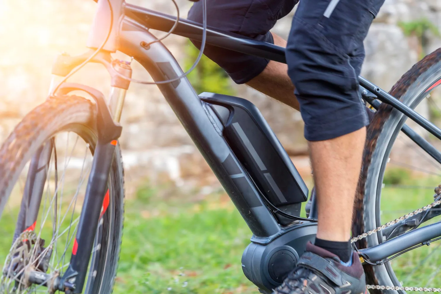 Un homme utilise un velo à assistance électrique.